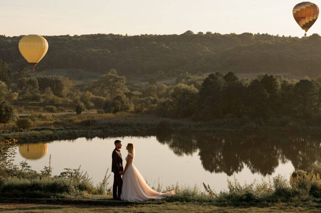 White-Wedding-Brautpaar beim Shooting im Sonnenuntergang